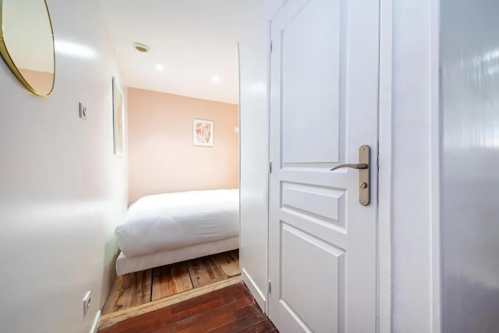 Appartement Colore Aux Portes Des Buttes Chaumont Paris Apartment
