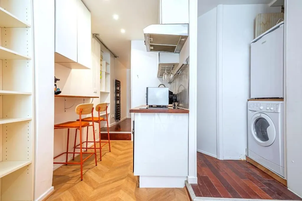 Appartement Colore Aux Portes Des Buttes Chaumont Paris France