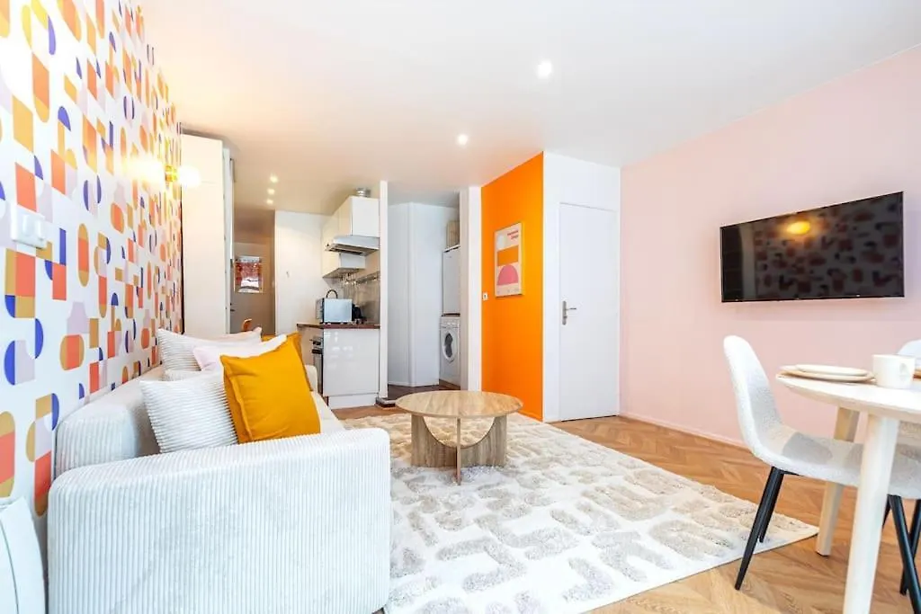 Appartement Colore Aux Portes Des Buttes Chaumont Paris France
