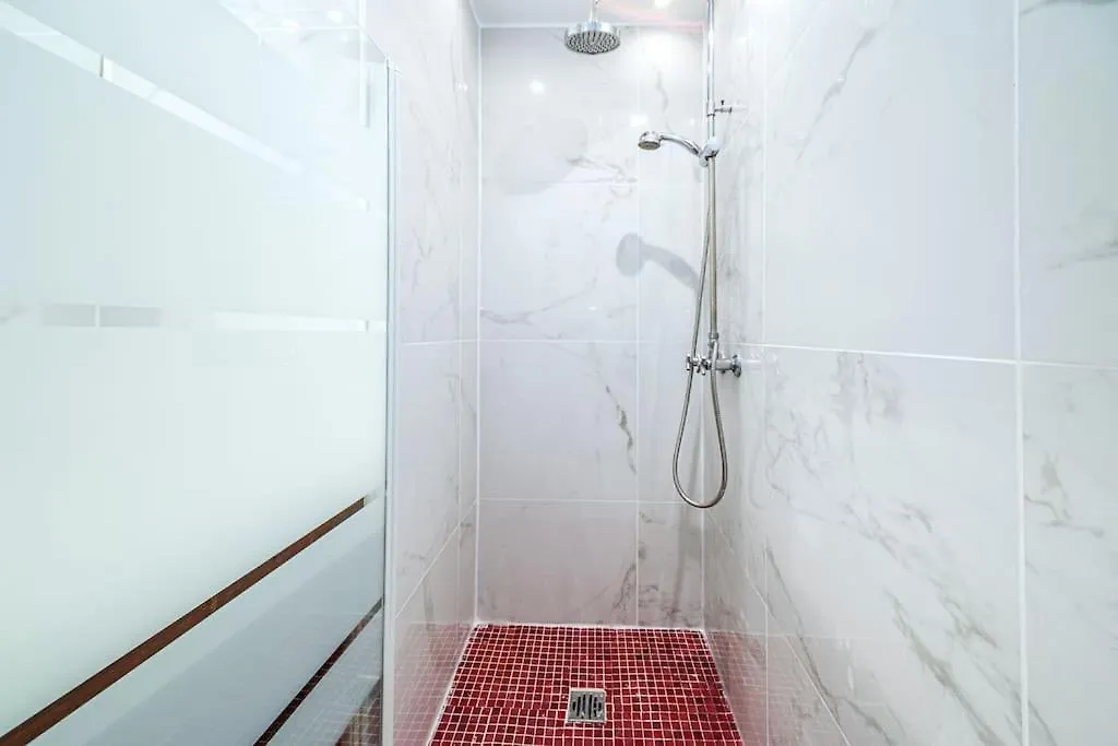 Apartment Appartement Colore Aux Portes Des Buttes Chaumont Paris France